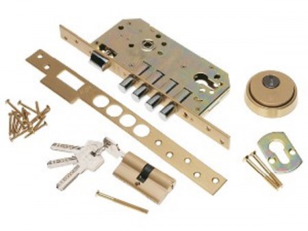 cerradura amig española, llaves de punto, cuatro pasadores, dos vueltas, protector  de cilindro antiganzua.